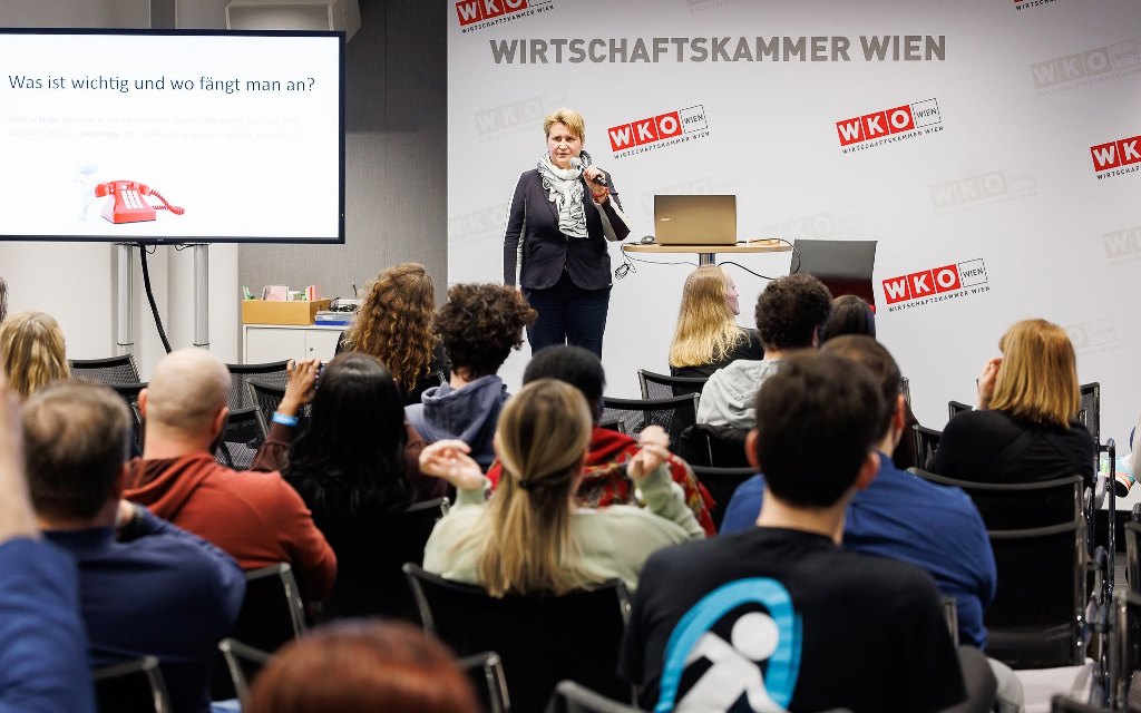 Natascha Ljubic bei einem Vortrag in der Wirtschaftskammer Wien zum Thema Musikabmahnung und Urheberrecht auf Instagram